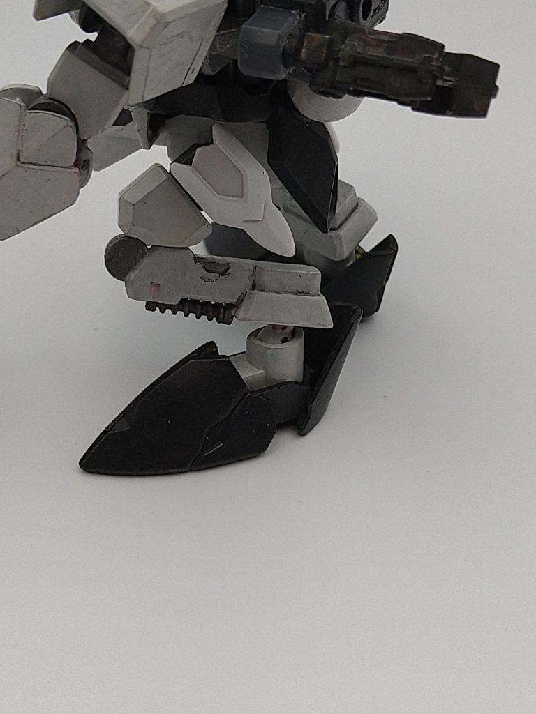 脚部はウサギの後ろ足を意識した関節にしました。