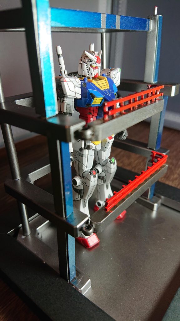 デッキはジャンクパーツを使ってそれっぽくしました。赤い柵がちょっと面倒でしたw