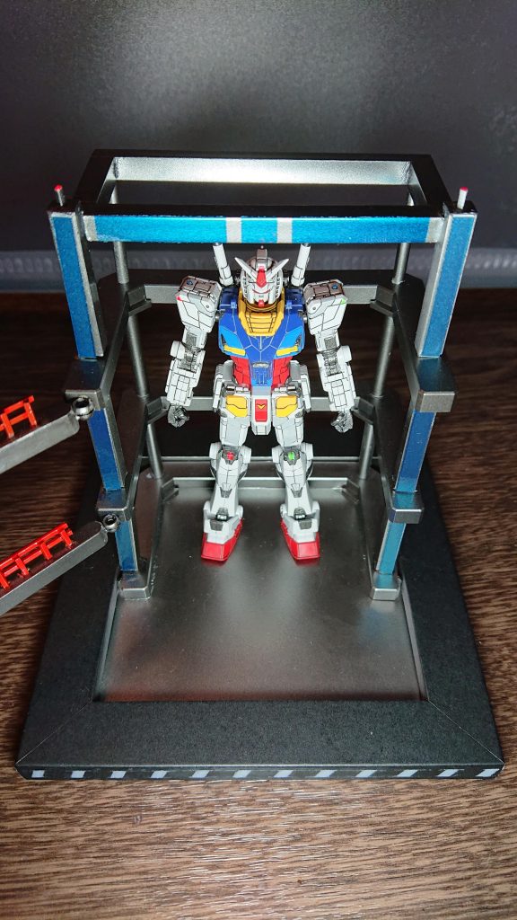 デッキは開くように、関節を仕込みました。穴をあけて挿しただけですが。