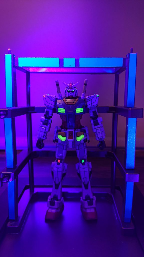 1/200は小さくて、老眼には大分キツかったです！が、動くガンダムも1/200ガンダムも感動でした！横浜にお立ち寄りの際は是非GUNDAM FACTORY YOKOHAMAへ！※寒いので防寒を徹底して下さい