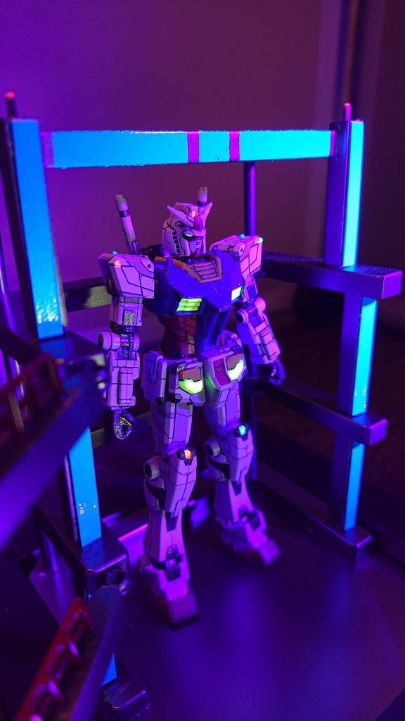 今回やりたかったのは蛍光塗料で光らせるです。初めてやった割には満足してます。