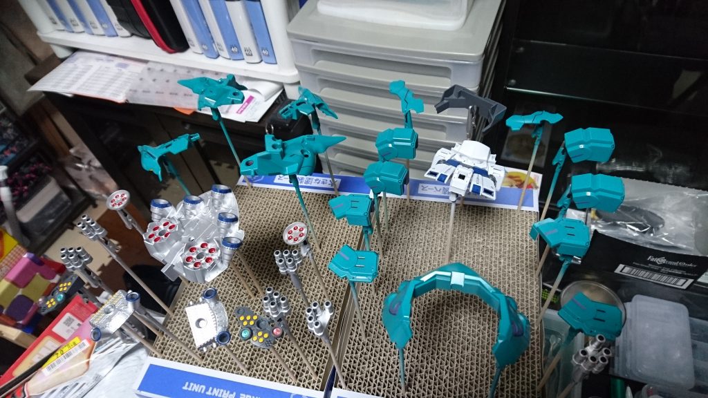 塗装②外装はタミヤスプレーのコバルトグリーンです