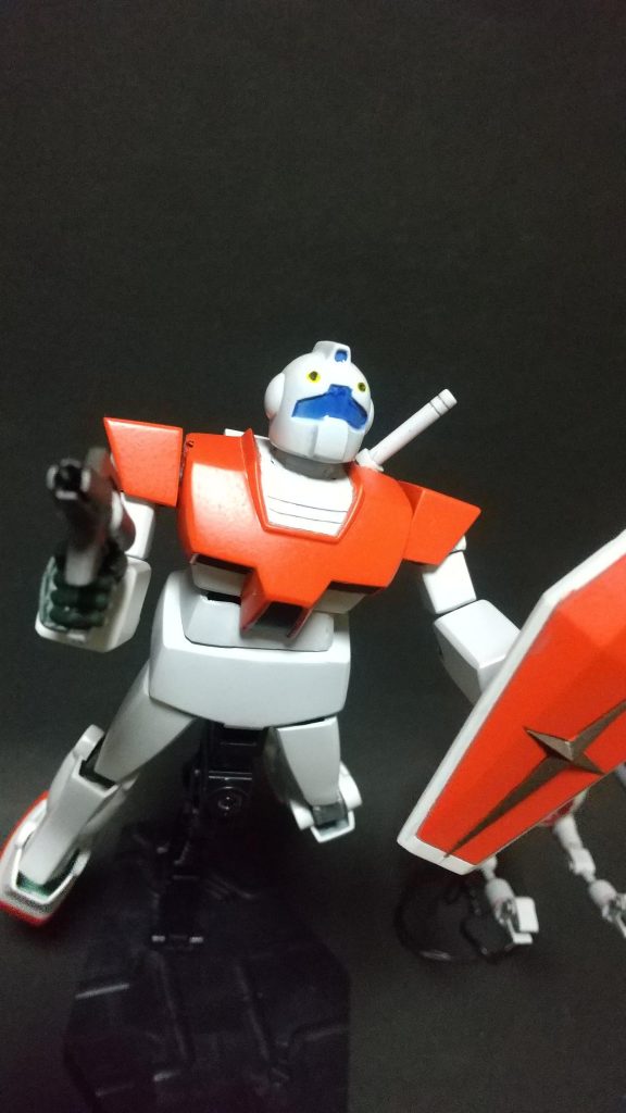 首は引き出し式のボールジョイント、腰は分割してダブルボールジョイント。ソロモン戦のあの感じも!