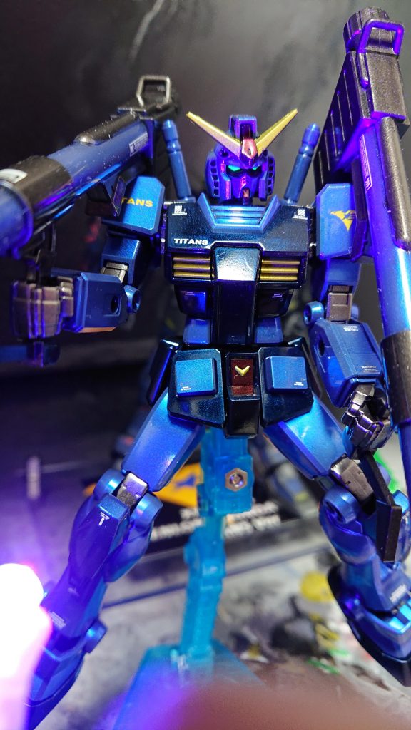 蛍光塗料を使っているので目はブラックライトを当てれば光ようにしました。