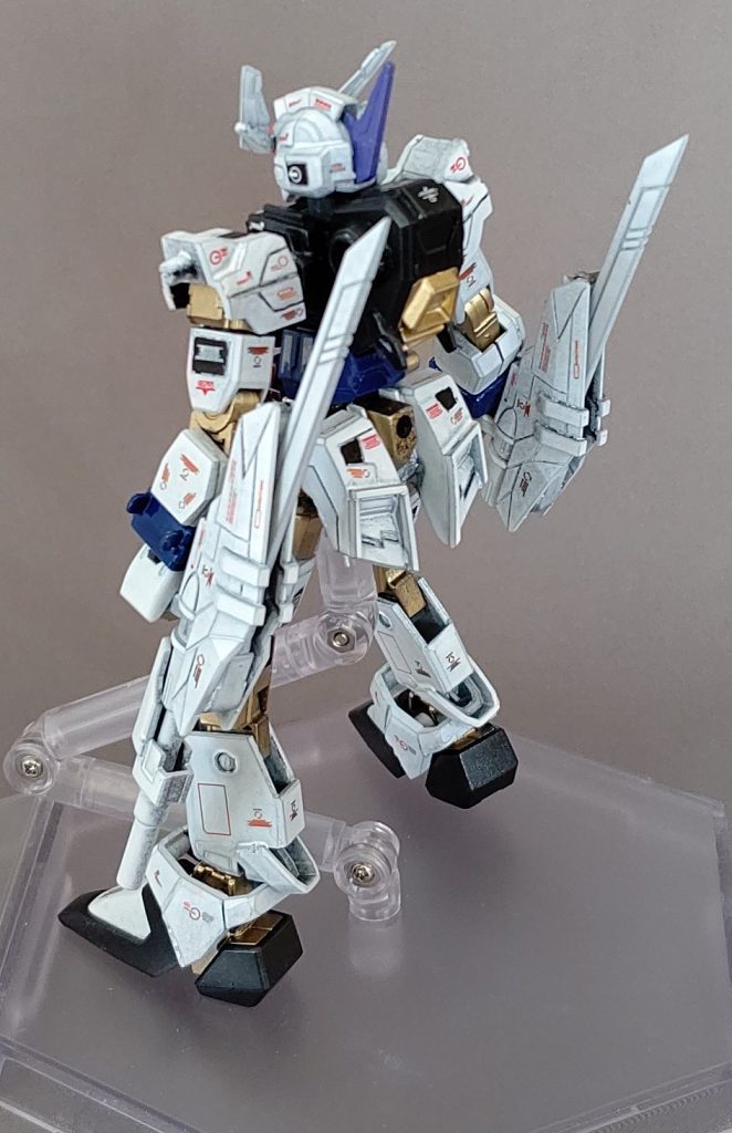 後ろ姿です。普通のコアガンダムと比べると少し大きめです(´・ω・`)次は武装紹介です!