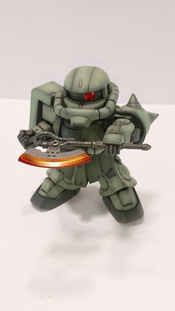 モノアイや武器のスコープはHアイズを使用して光って見えるように。ヒートホークは発熱をイメージしてクリアカラーとパールでグラデーション塗装しました。