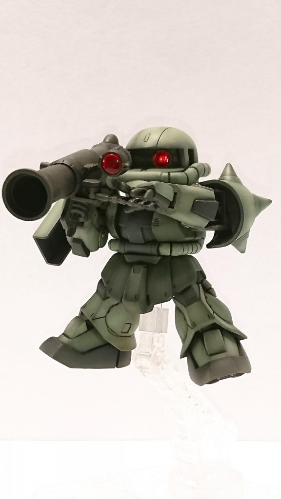 ザク自体の塗装は黒立ち上げで行った後にエナメル塗料を使い、地上で運用されてるのを想定して汚し塗装を行いました。