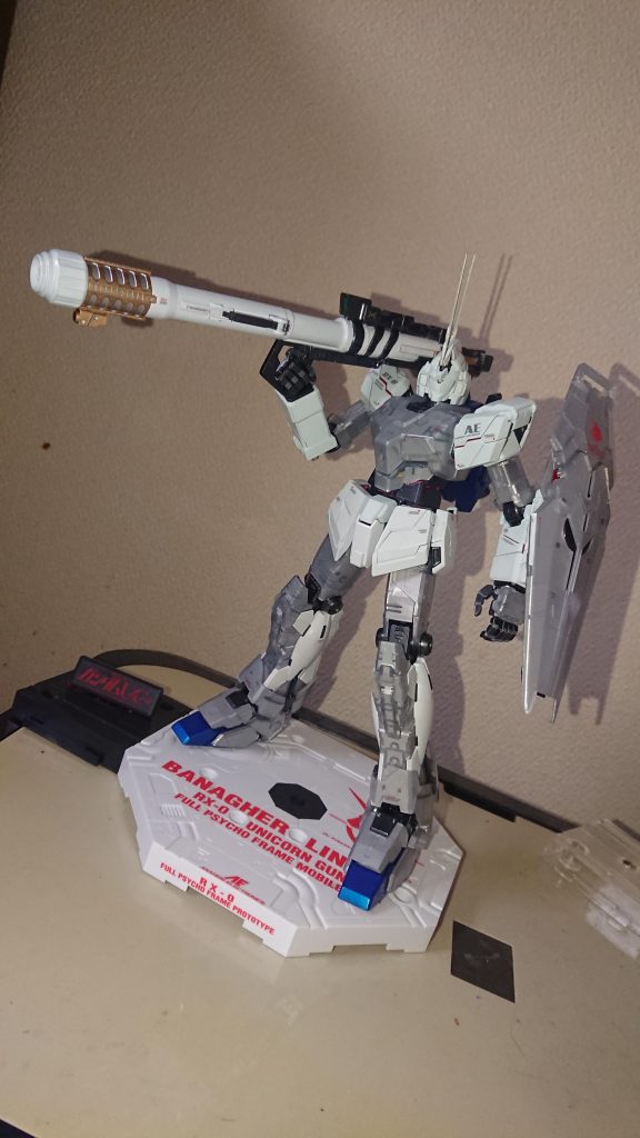 デストロイモード前提なのでアンテナは割れてます(^_^;サイコフレームが透けるのが気になったので裏からシルバー吹いたけど、白でも良かったかなぁ？バズーカのカラーリングはちょっとお気に入りです。