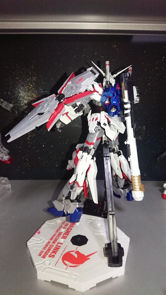 後ろはこんな感じです。どうせ隠れると思ってサイコフレームをランナー塗装したらゲート痕がチラホラ(^_^;