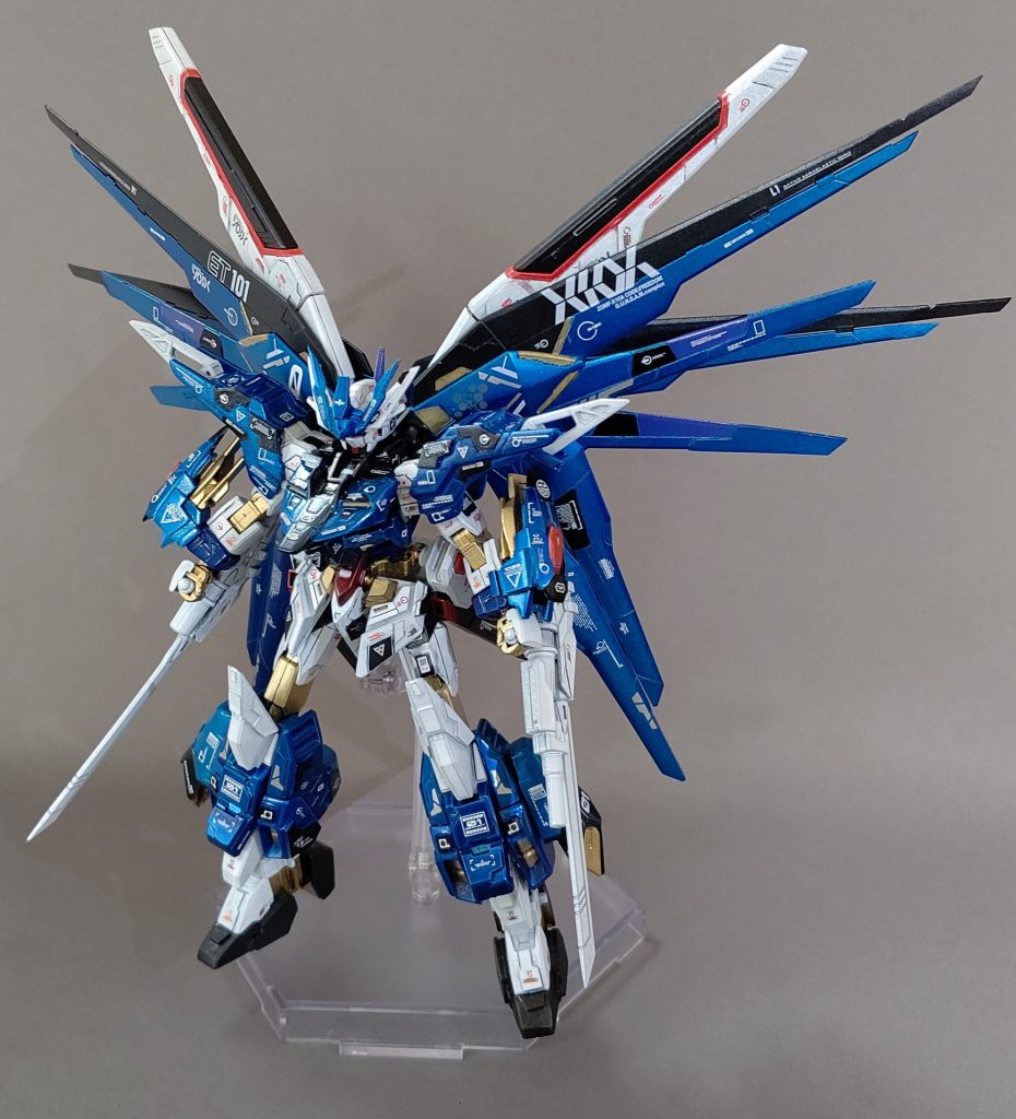 アクション.バインダー展開名前はモチーフとしたフリーダム(FREE)ガンダムと第1(ONE)のアーマーからとってつけています