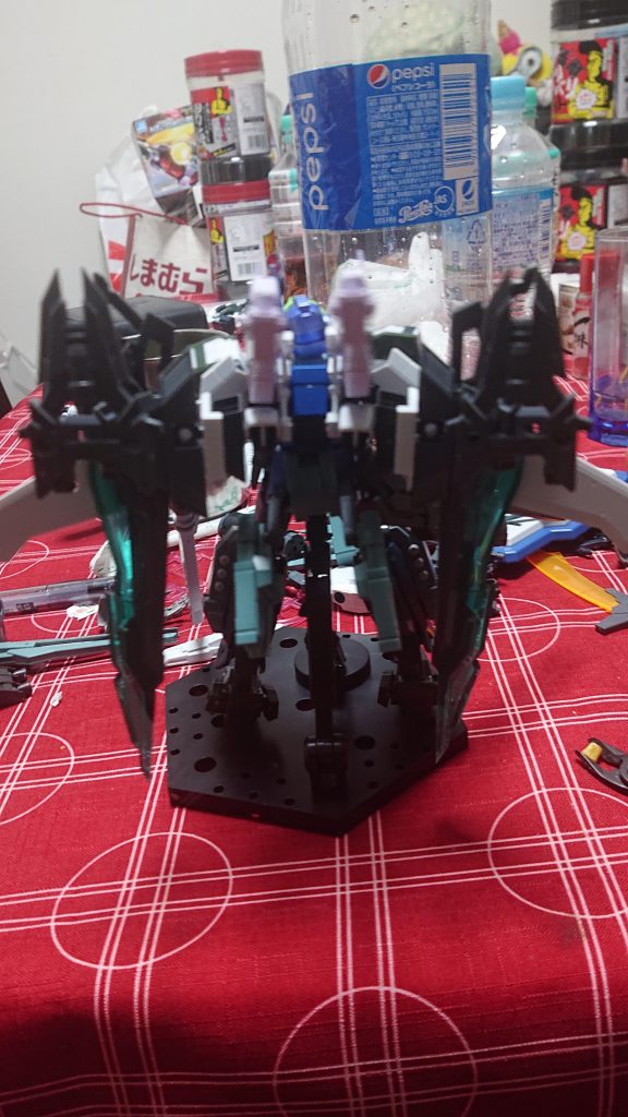 バックパックには格闘戦に備え超高周波ブレードを2つ装備 設定は使用時には緑色に光を放つがかなりのエネルギーを使うあとはセラミックダガーブレードを2つ装備してあり設定では高周波ブレードのばくだいなエネルギーを使うためそれを補うために装備してある