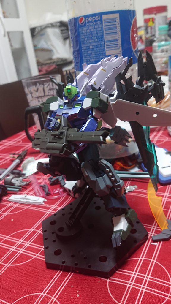 武器はレールガンと背中部のバックパックにある接近武器