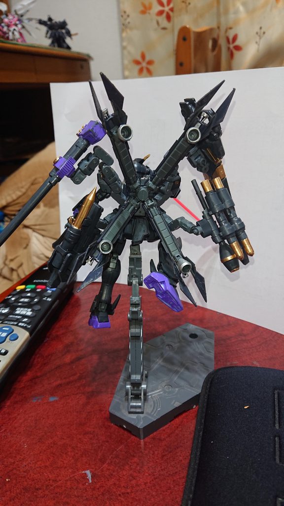 メインスラスターの邪魔にならないように武器を装備。