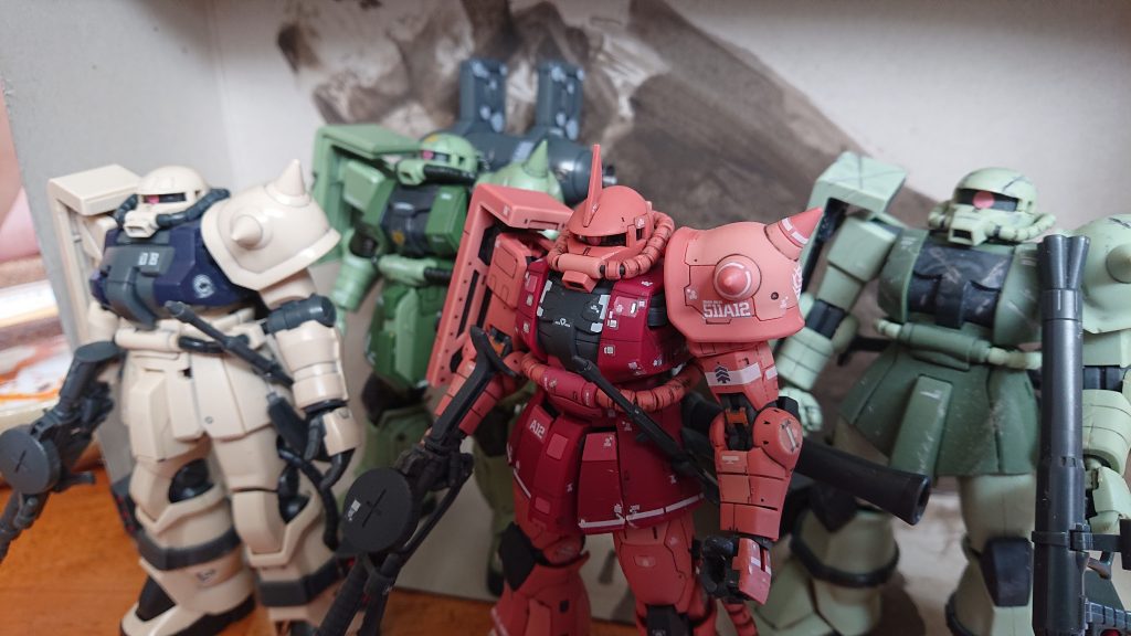 所有しているザクさん達と。この後、スミ入れ、つや消しなどしていなかったものに処理を施した