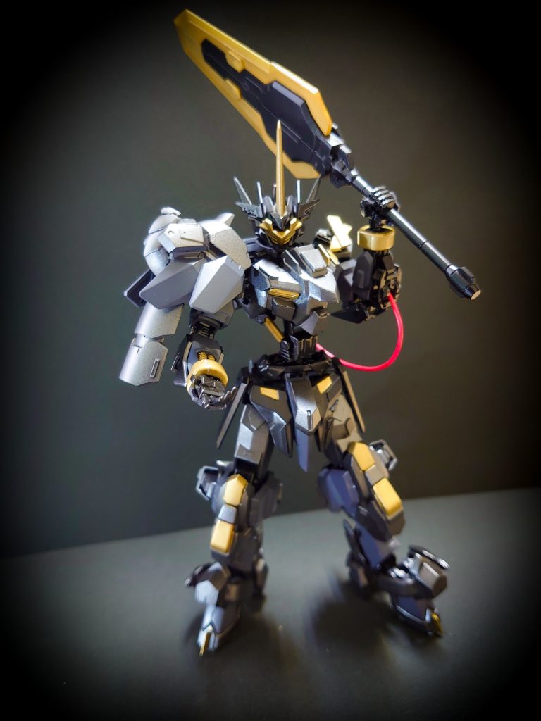 大型剣の両刃状態。エイハブリアクターから左腕に供給するエネルギーチューブをつなげることでナノラミネート装甲を切断できる。以下は、フル装備です。