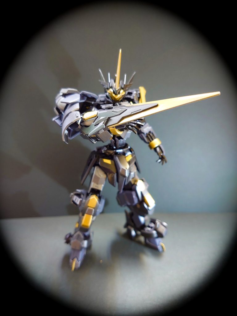 腕部盾の先端は、特殊金属製の刃で切断および刺すことができる。