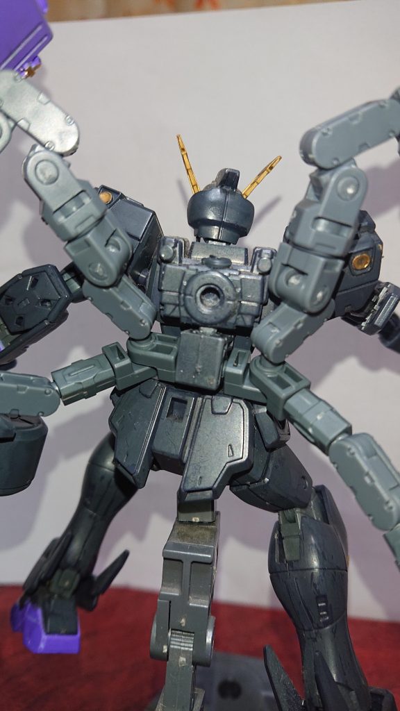 いつものように3mmのパーツを付けれるようにバックパックに穴を開けてます。