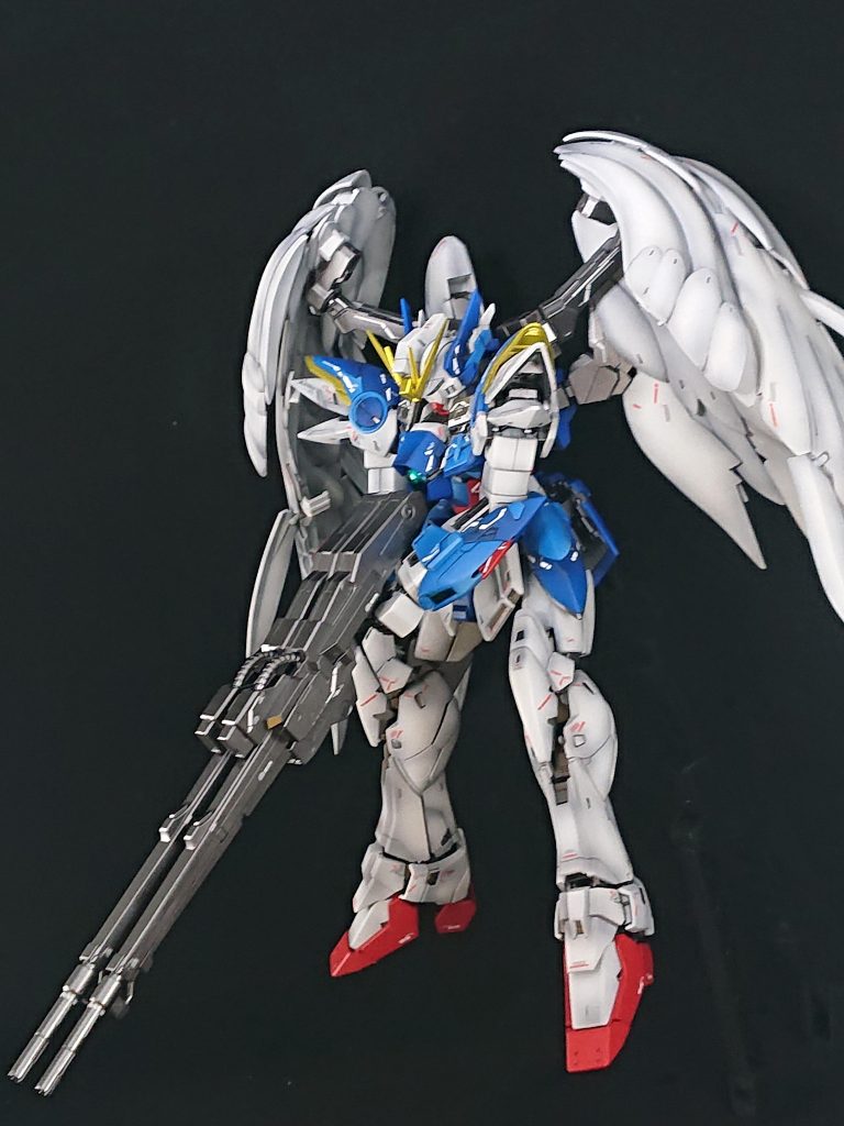 劇中っぽい角度で。変形は塗装がハゲる気しかしないので諦めました。普段作るHGなどよりクリアランスを確保しないと結構パーツがはめづらい→剥げる印象