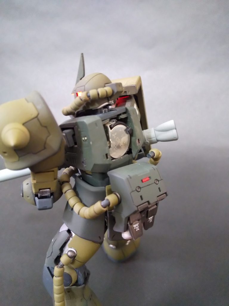 RGは骨格まで作り込まれているので電池ボックスはここしか無いですね。何処にしようか考案中の方は参考になりますでしょうか(^o^)チャレンジされる方は削り込みの際、怪我に注意してくださいね。