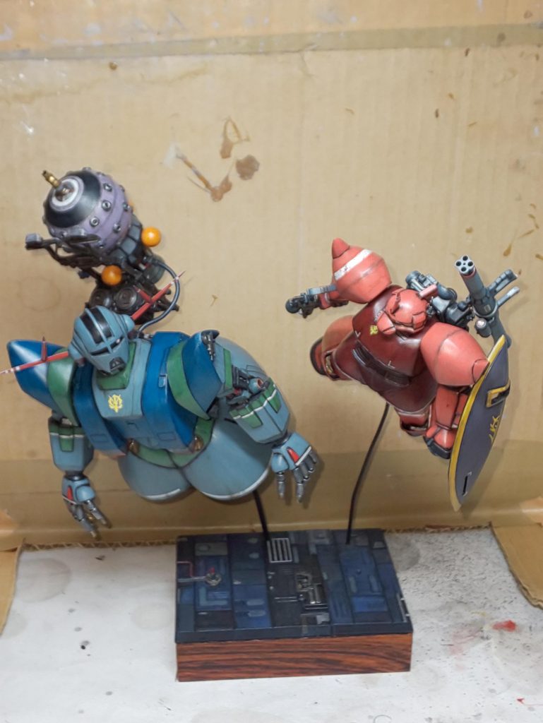 全体像です。過去作です。スペース確保のために飾り棚から出そうか思案中なので、その前に記念投稿です。キット尊重モデリングです。大きく弄ったのは手足の取り付け変更とゲルググの顔くらいで、あとは ほぼ部品単位でキットのままでデコレートです。