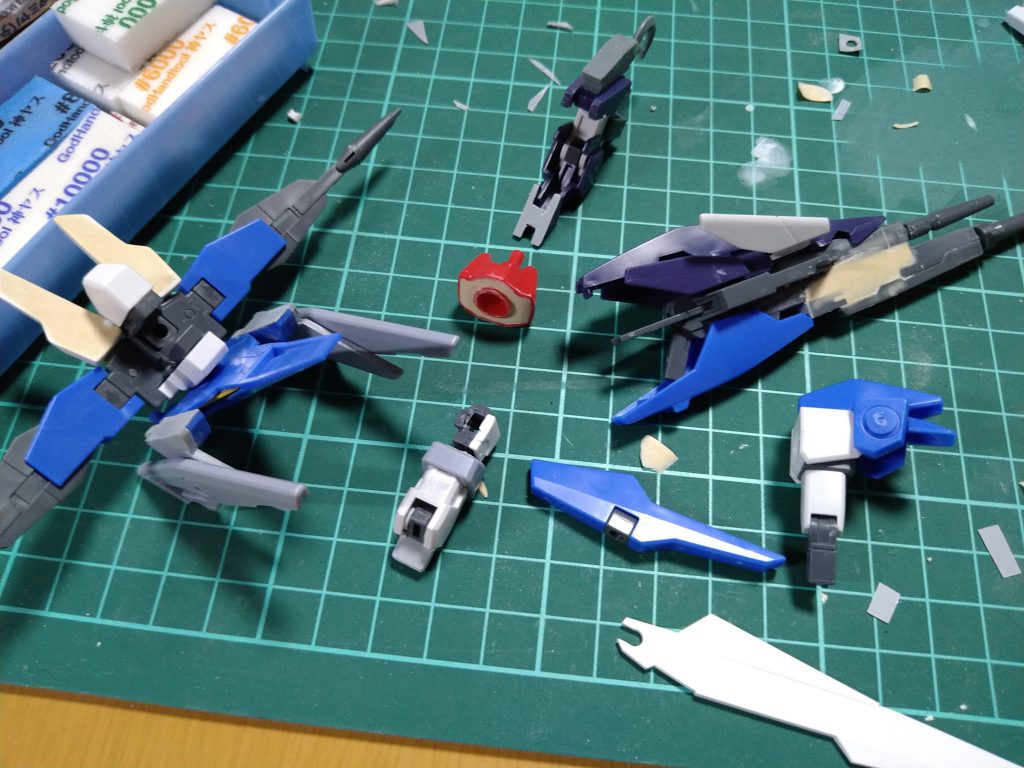 こちらの写真はパテ埋めを行った際のものです。今回難産だったのはハイパードッツライフルMarkⅡです。この武装もセルフリメイクなのですが隙間をパテで埋めや傷の処理等の工程を何回も行った為この武装が1番制作に時間がかかっています。