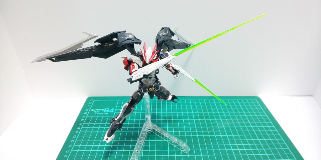 武装はほとんどダブルリベイクと変わりません。ただ漫画のロードアストレイは大型の太剣を持っていたので、こいつには槍を持たせてみました。