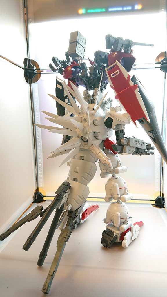 一方技術者達は[叡智の箱]にある条件を受ける[あなた達に知恵を与えた見返りに私の体を作ってほしい]と言ったのだ技術者は彼に機械の体を製作し提供したそして[叡智の箱]は本性を見せる機械の体を中心に様々な部品や機械が集まり巨大なモビルスーツに姿を変えてこう言った[たった今からこの世界の知識を全て取り込み世界を滅ぼす]と実は[叡智の箱]の正体はディザイアという者の魂が宿った異星人だった彼は様々な生命の星を渡り、知恵を与えてはその星の知識を身に付け、その後は自ら兵器を生み出しその星を滅ぼしてきたのだそして次のターゲットに地球を選んだのであるこの日ディザイアが世界を巻き込んだ大きな大戦終末の日が始まった 