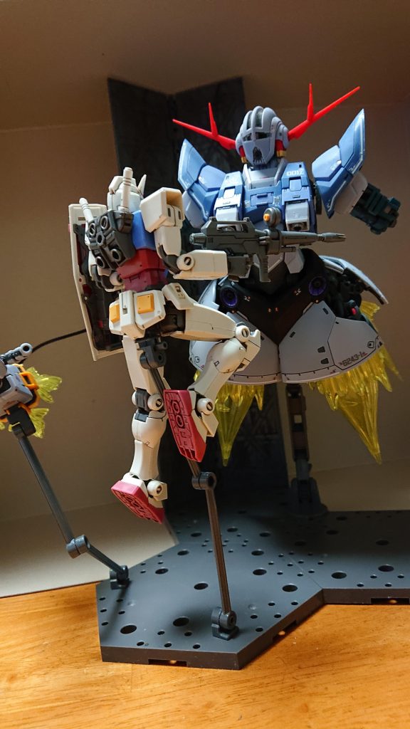 削ったり足したりの細工は一切せず、パーツを外しただけで構成しました。腕は関節を逆にしただけ😆