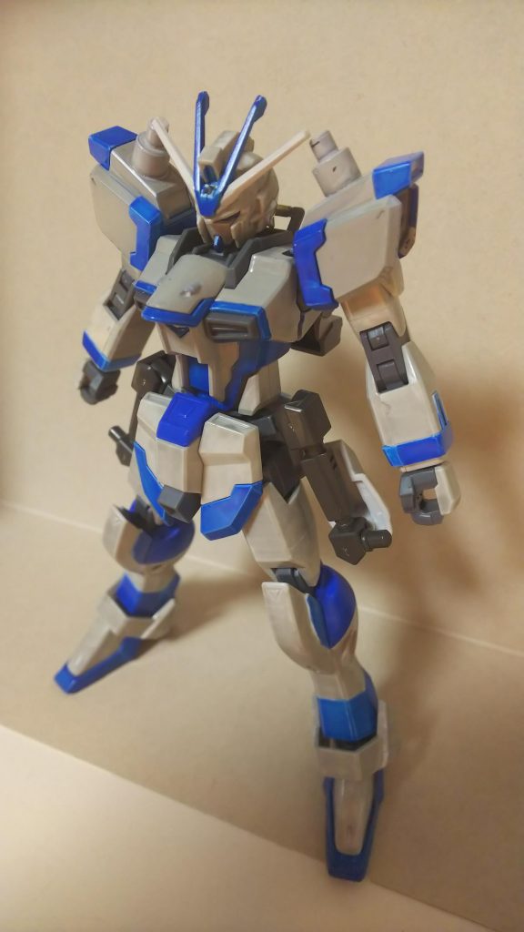 まずは全体をばカラーリングは試験機をイメージに白っぽいグレーと濃い青で構成されています。サイドスカートの後ろにはインパルスのナイフがついており、横は武装を付けられるようにしております。
