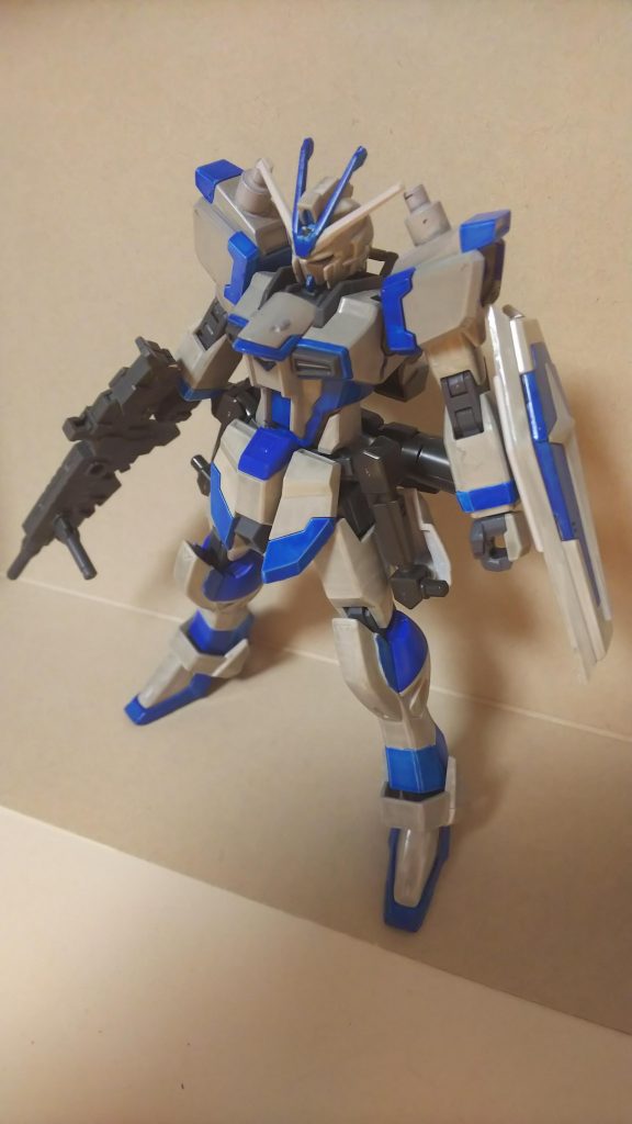 基本装備形態内容としては複合型ビームライフル、四連マルチミサイルランチャー、シールドとなっておりビームライフルは砲身を変えればスナイパーライフルにもサブマシンガンにもなります。また、銃口の下からはビームジュッテのようにサーベルが出せます。