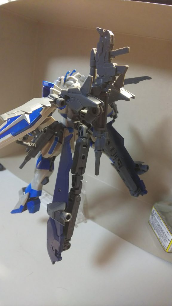 こちらは背面下に伸びる翼は制御の役割があり足元まで展開すれば擬似的なホバー移動を可能とします。アルドノアな機体を作ろうとした際の名残とも言えますかねこの機能