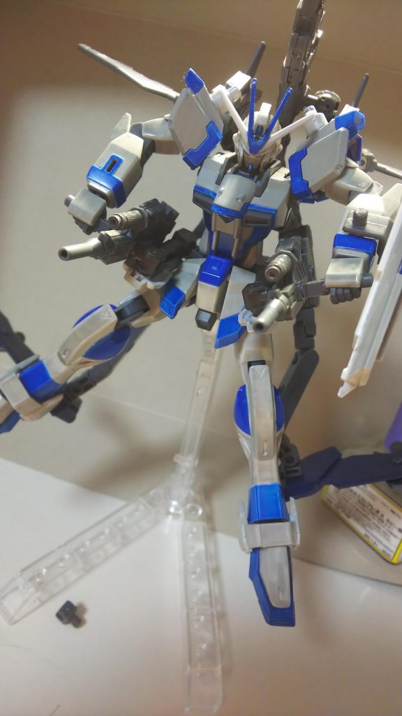 腰の中距離用ライフルの砲身は機体と繋がっているためこのような腰部ヴェスバーのような使い方もできます。