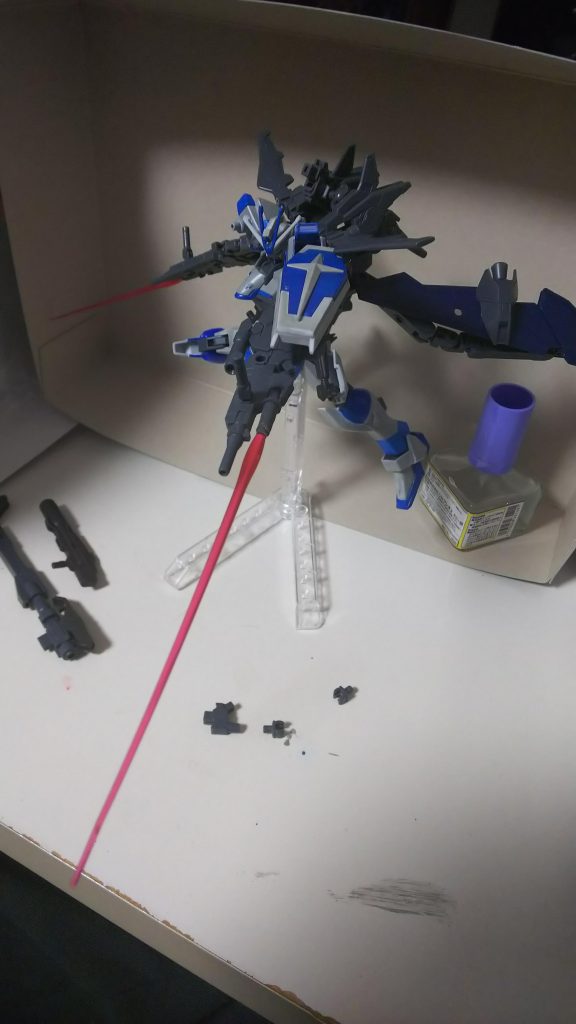 腰の装備とドッキング!ビームサーベルを振り回しながら空を駆け巡ります!