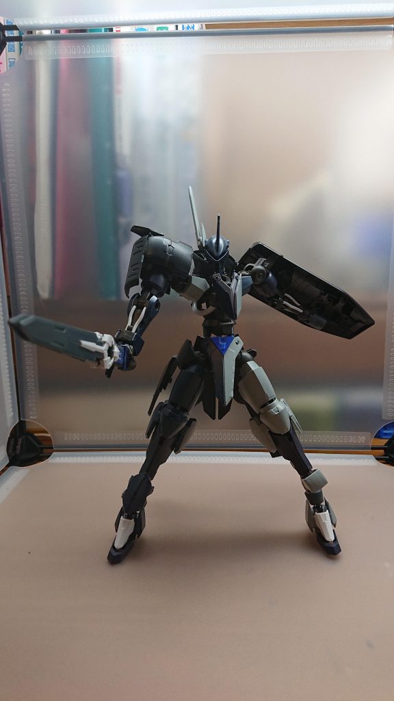 主要武器は遺物の特殊合金で加工されて作られた盾と剣そして左腕のハンドガトリングを装備している