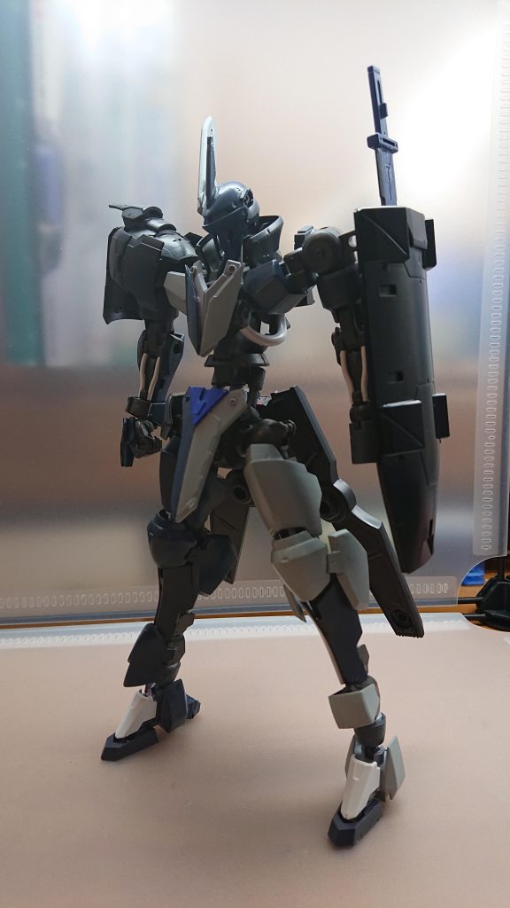 ブラオリッター白天騎士団に所属する機体その中でも言葉を話し人間と同じ心を持っている遺物であるそして100年前の大戦終末の日でエデンと共に戦っているしかし機体自身の老いと長い戦いのダメージの影響で記憶の一部は忘れかけていたしかしヴァルハラを裏で操っていた黒幕ディザイアの存在が明らかになったことで過去の記憶を思い出し仲間に真実を語った老いていながらも剣の腕は落ちておらずその実力は月牙隊、剛血武闘団を上回る実力を持っている白天騎士団団長の一族を長い間支えており彼の為なら命を懸けて戦いに赴く