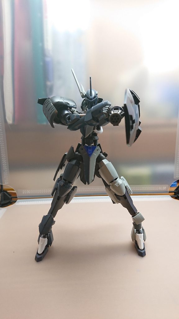 遠距離での戦闘ではハンドガトリングを使い敵機体を破壊その威力は一発一発が高い破壊力を持っているが弾数に制限がある