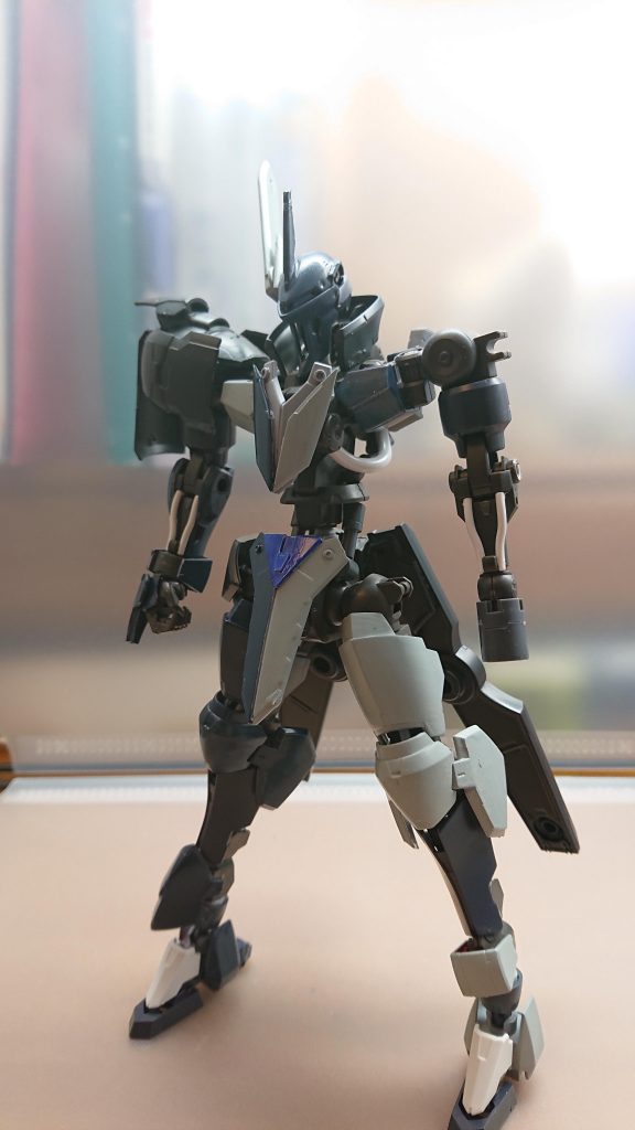 機体の姿は左右非対称で歴戦の戦いをくぐり抜けてきた証でもある