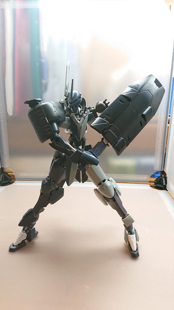 剣は盾に収納されており抜刀で敵を切り裂く