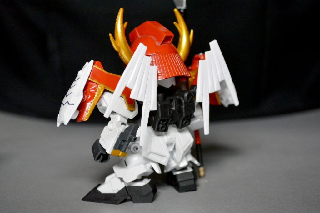 背面羽(フィンファンネル)は「疾風の仁宇」のものです。