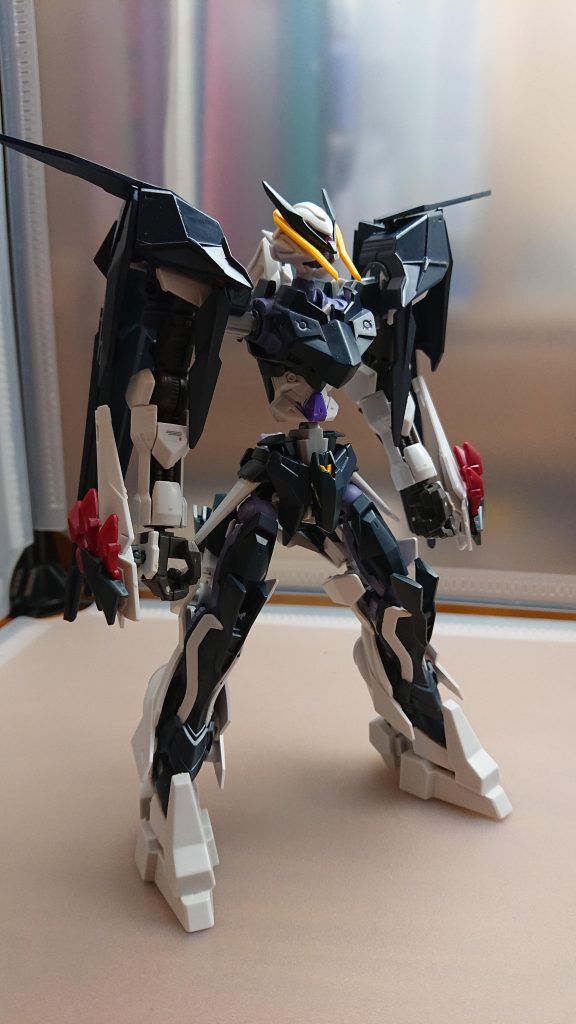 ロードアストレイリメイク(クアドロ)主に胴体の延長及び両腕を1/100ガンダムバルバトスの腕を使用、肩のライフルと装備のカラーを紺色に統一、脚部を大型化したことでアンバランスな機体に仕上がりました