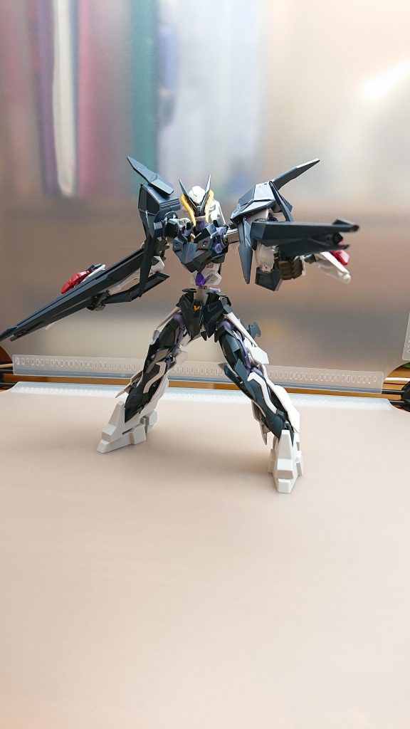 塗装しただけでギミックは変わらず使用可能ライフルの先端をニッパーで切り落としています