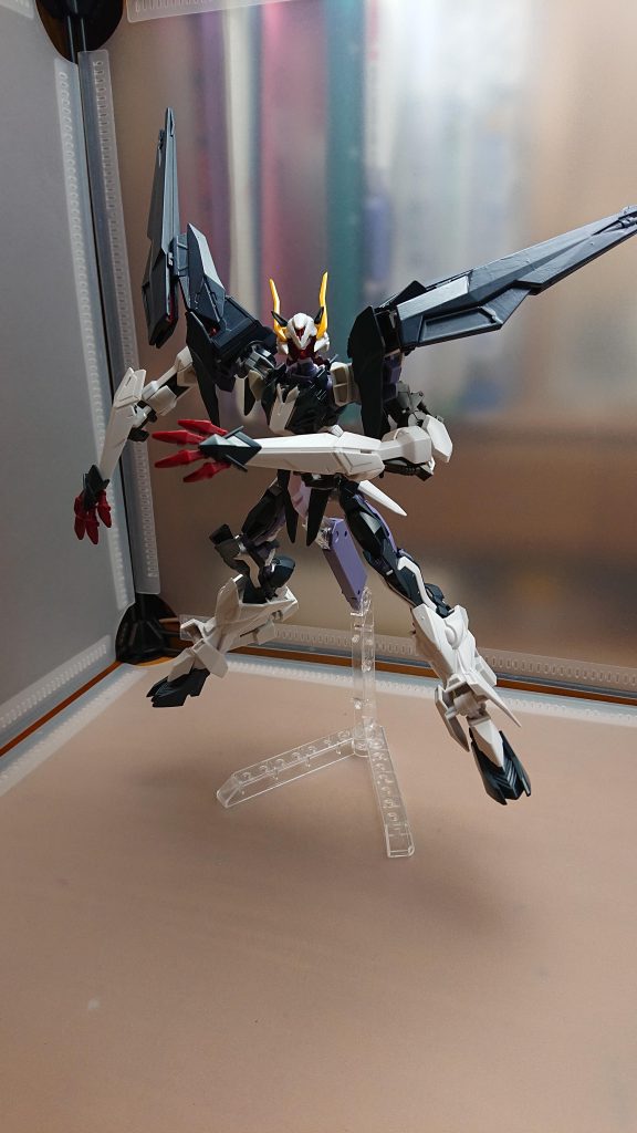 この形態でもギミックは変わらずポーズをとるのに支障はなく、迫力あるポーズも可能になってます