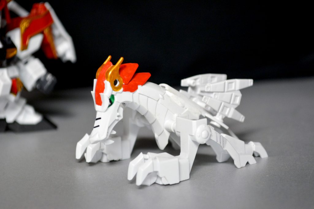 飛竜龍神形態の時に仁宇の顔を隠すためのパーツが付いているので飛竜形態ではお辞儀したまんまです…