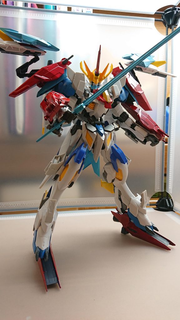 バックパックのウイングが展開され愛刀晴天を振るい強力な一撃を放つ