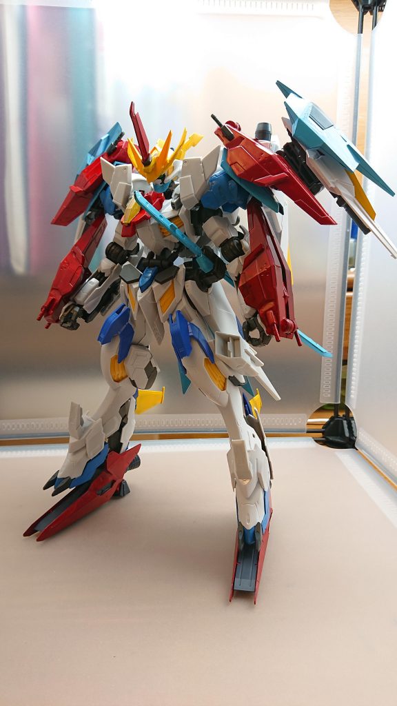 バルバトス晴空暁紅(ギョウコウ)近接武装を駆使して戦う近接戦闘兼高速戦闘形態両肩と両腕にブレードを収納したガントレットを装備しており脚部にはブースターが装備され機動力が強化されている