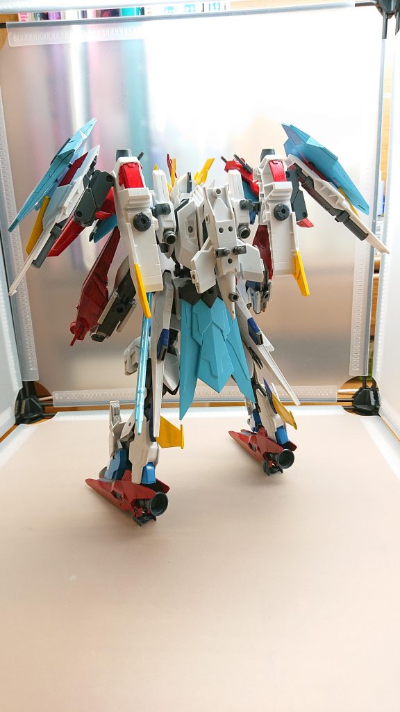 背面には大型のバックパックが装備されており空中での戦闘を行う