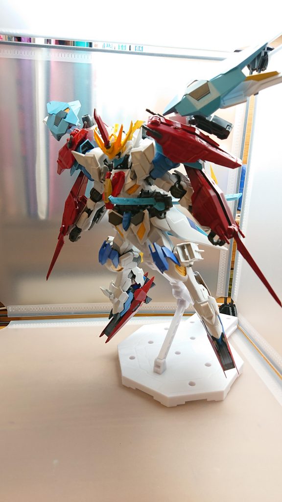 両腕のブレードを展開することで飛行しながら複数の敵機体と戦闘高速回転しながら巨大な竜巻を巻き起こし多数の敵機体を破壊する