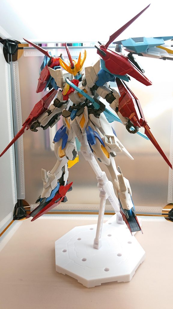 さらに両肩のブレードを展開することで攻撃力が上昇強力な斬撃と連続攻撃を繰り出す但し防御力が大きく低下している為自身にも大きなダメージを受けてしまう正に諸刃の剣の戦法を繰り出す