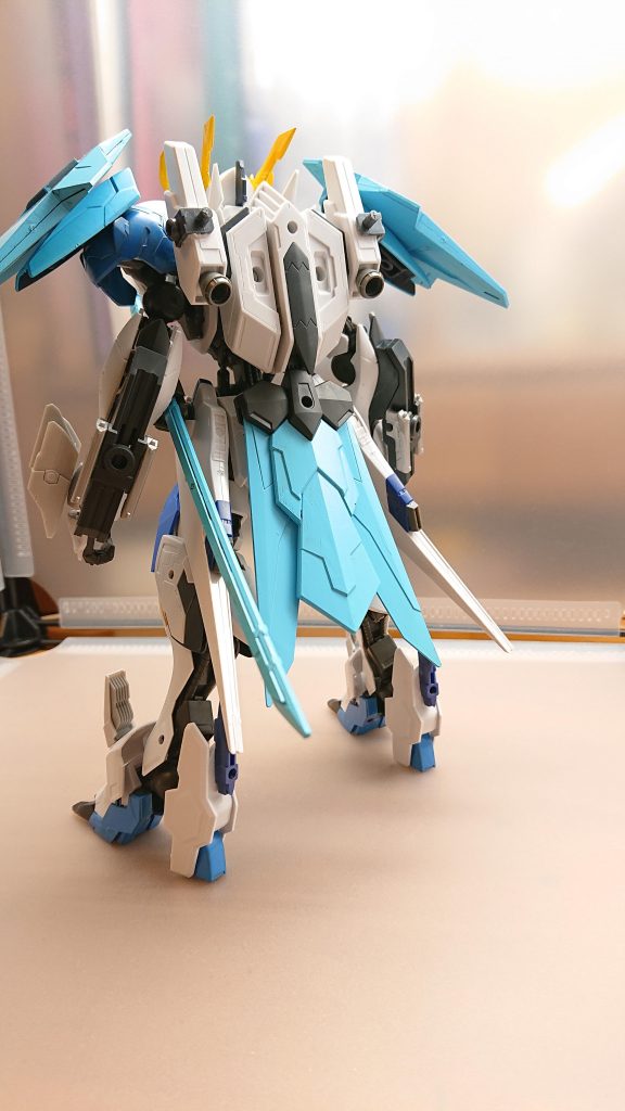 パイロット自身剣術を得意としておりその実力はカルラ、ヴォルフのパイロットと互角の実力を持っている機体は機動力が高く空中で長時間の飛行を可能となっている