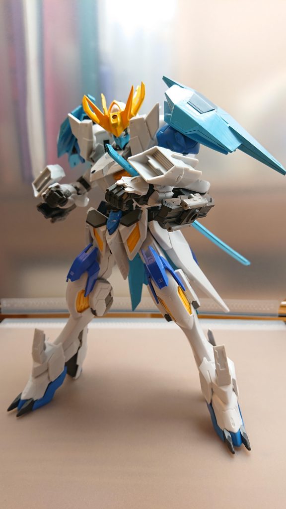 近接戦闘ではガントレット型のブースターを駆使して連続攻撃を繰り出し肩に搭載されているユニットには機体全体の装甲の防御力を強化する機能を持っている